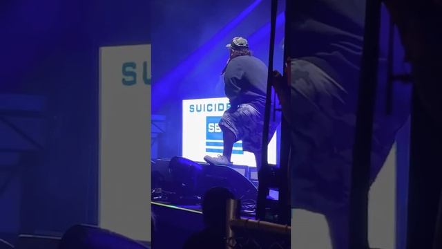 $uicideboy$ Scrim calls out guy for touching girls at concert смотреть онлайн