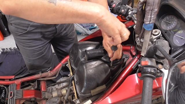 YAMAHA DIVERSION XJ600S [1998] AIR-FILTER CHANGE easy...? ??---? смотреть онлайн