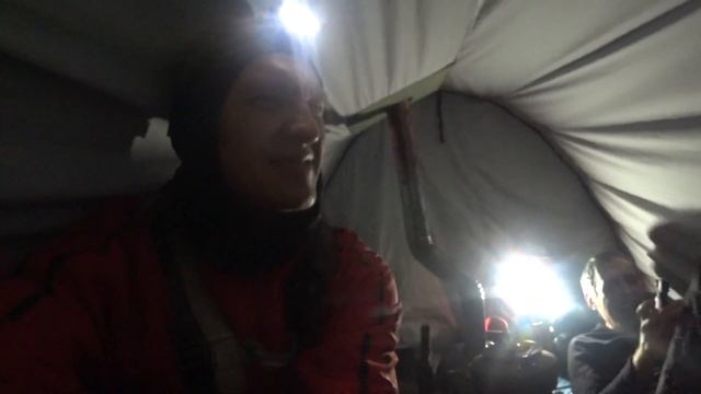 Там лапы у елей дрожат на ветру. Ночь в палатке с печкой под елкой 2/2 смотреть онлайн