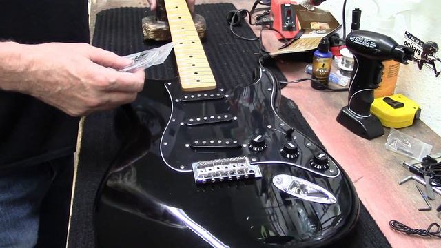 Samuel L. Jackson Restrings a Fender Stratocaster! смотреть онлайн