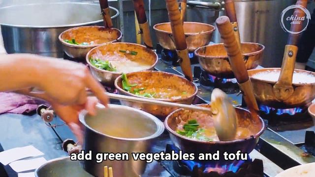 Chinese Street Food -egg Fried Rice  With Superb Wok Skills,  Yunnan Style Small Pot Rice Noodles