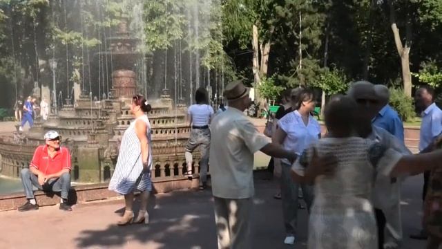Jocul Mare (3) Танцы в парке Кишинева у фонтана смотреть онлайн