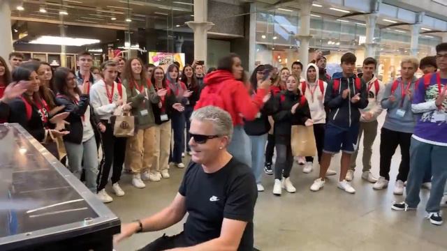 Girls Rock Out To Mary Poppins During PIANO LIVESTREAM смотреть онлайн