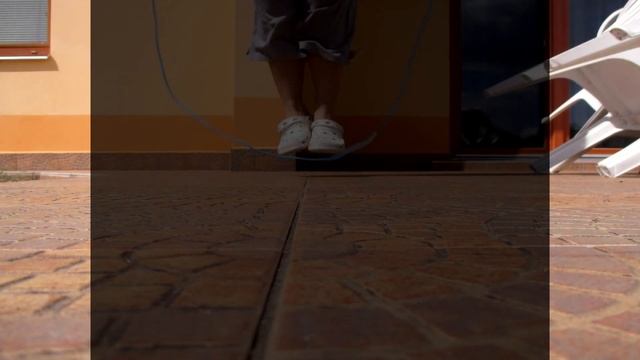 Вред скакалки. Кому нельзя прыгать через скакалку. Противопоказания