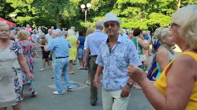 16.07.23г..."ТОПОЛИНЫЙ ПУХ"...в Гомельском парке на танцполе... смотреть онлайн