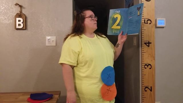 Miss Gidget reads Pete the cat and his 4 groovy buttons! смотреть онлайн
