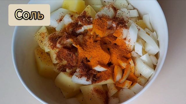 Запеченый картофель с луком. Картофель запеченый в духовке. Картофель в духовке рецепт. смотреть онлайн