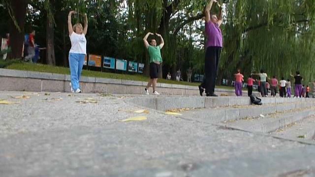Цигун в Пекинском парке "Нефритовое озеро" Ассоциация Даоинь России. смотреть онлайн