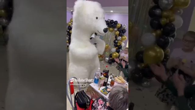 Самый Зажигательный Белый Мишка Живёт в Петропавловске #белыймедведь #shorts #danse