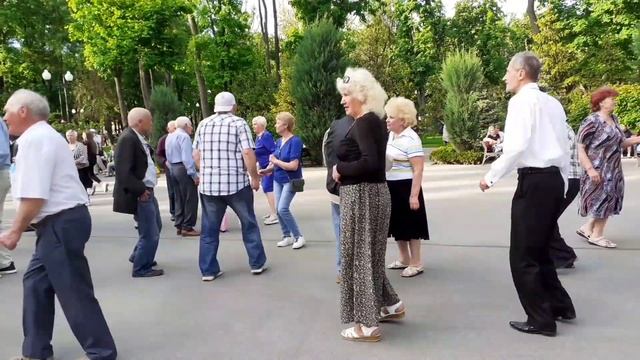 ВСЕ ПОЗНАКОМИТСЯ ХОТЯТ С БЛОНДИНКОЙ! смотреть онлайн