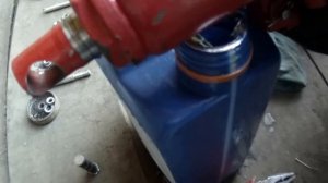 замена масла в подкатном гидравлическом домкрате