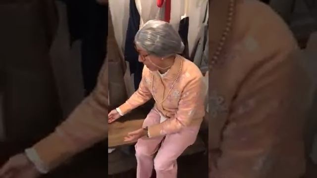 Fun Video-Pearl talking about 203 Cafe's Cinnamon Roll смотреть онлайн