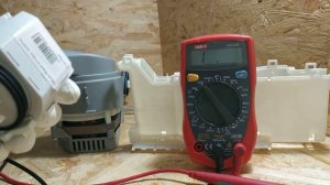 Посудомоечная не сливает воду. Сливной насос не работает. Посудомоечная гудит но не сливает.