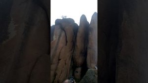 Скалолазы без страховки развлекают туристов в национальном парке Красноярские Столбы.