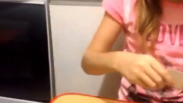 Канал Доминика-земляника. Дебютный выпуск. Открываем kinder maxi смотреть онлайн