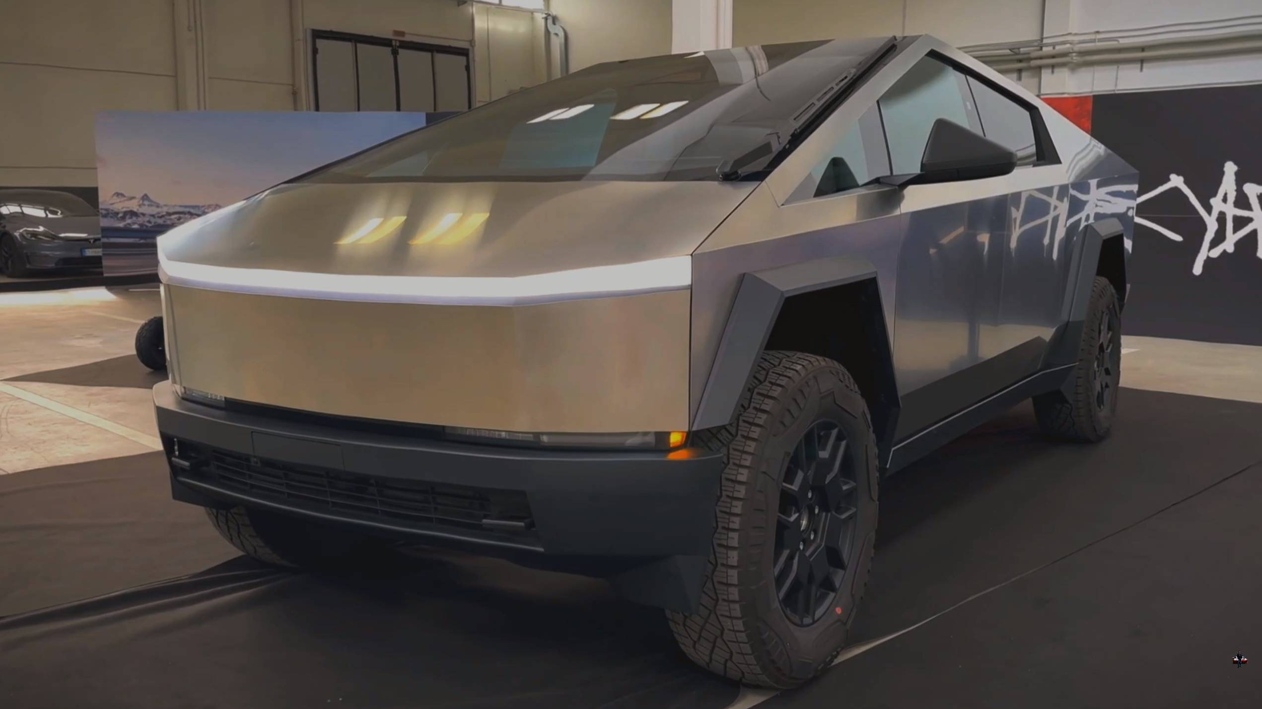 "Tesla Cybertruck 2024": Обзор экстерьера и интерьера смотреть онлайн