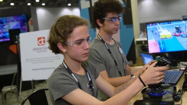 Design Tech Students Present Innovations at Oracle OpenWorld смотреть онлайн