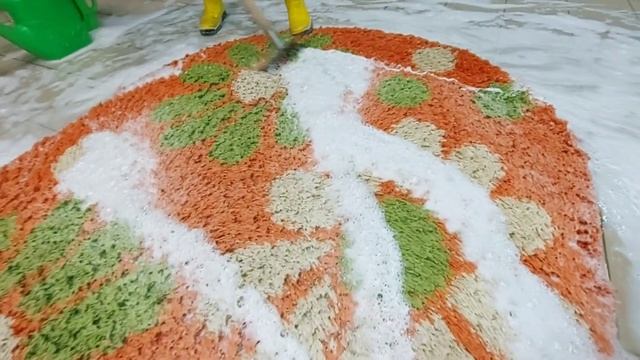 Щетка мощно прочищает длинный ворс яркого ковра / Brush foams and cleans long pile of bright carpet смотреть онлайн