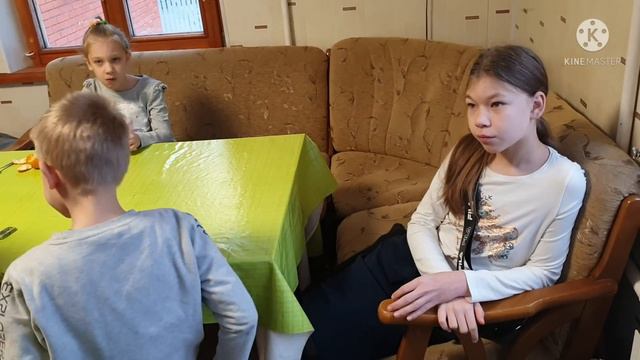Утренние сборы и семейные разборки... смотреть онлайн