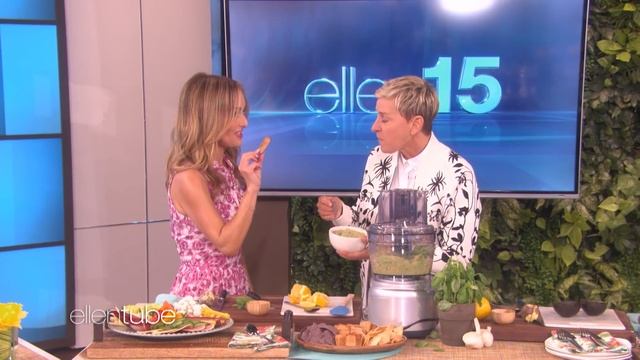 Giada De Laurentiis and Ellen Say 'Cheers' to Spring! смотреть онлайн