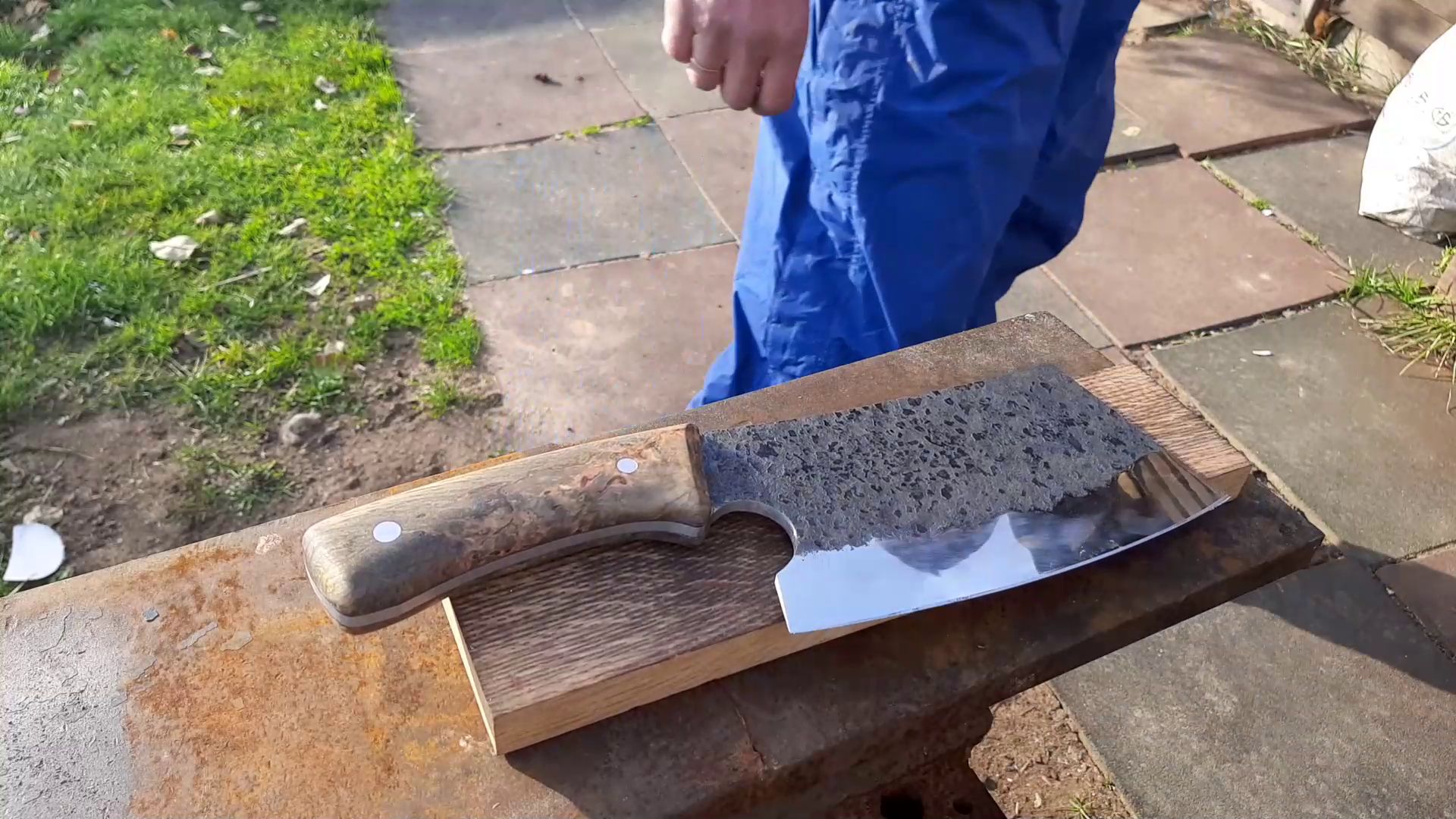 Испытание топора из рессоры смотреть онлайн