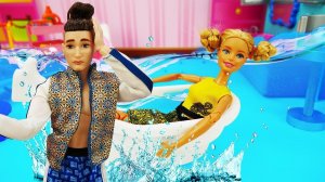 Барби не выключила воду - в ванной целое море! Видео для девочек про куклы