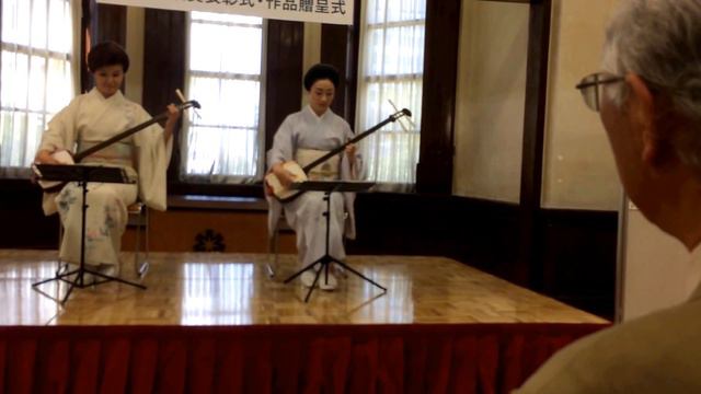 «Ой, полным полна коробушка…» на сямисене смотреть онлайн