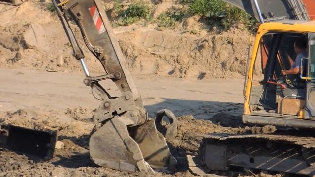 Загруженный грузовик застрял на стройке. смотреть онлайн