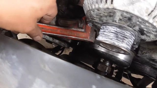 2000 -2006 Ford Excursion 6.8 V10 5.4 V8 radiator fan clutch assembly removal from water pump TRICK смотреть онлайн