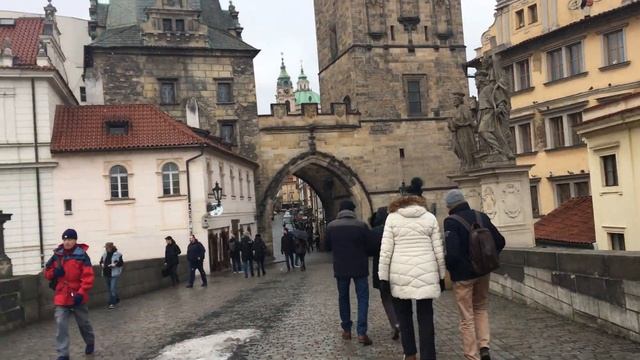 Карлов мост — «пражский Монмартр», пешеходная зона, отданная в распоряжение художников, торговцев с смотреть онлайн