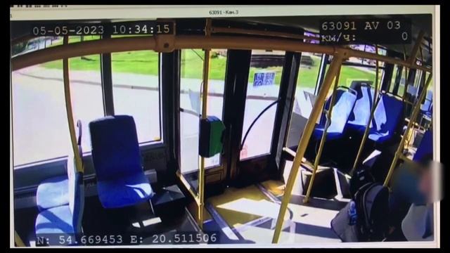 В автобусе опрокинулась детская коляска смотреть онлайн