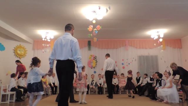 танец пап и дочек! очень трогательно!!! смотреть онлайн