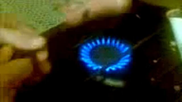как пожарить сосиску на газовой плите без сковородки xD смотреть онлайн