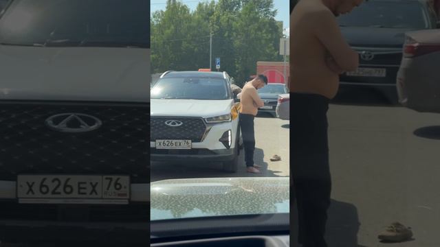 Пьяный таксист напугал прохожих смотреть онлайн