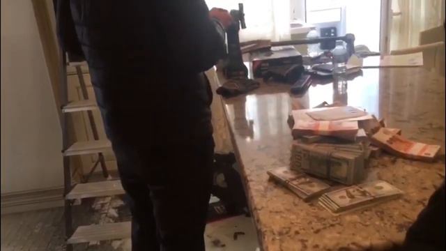 У подполковника полиции в доме провели обыск... смотреть онлайн