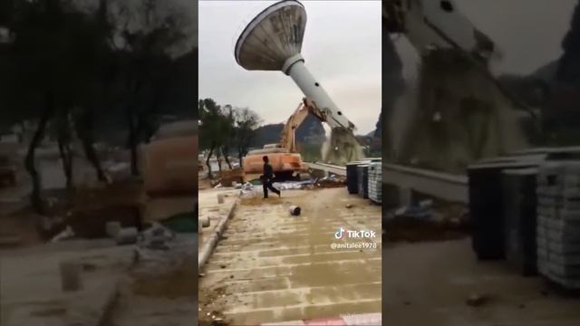 Внимание башня падает. смотреть онлайн