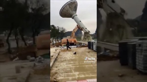 Внимание башня падает.