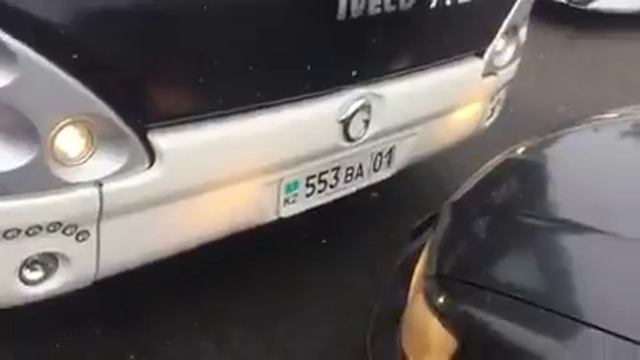 Водитель автобуса подрался с автомобилистами в Астане смотреть онлайн