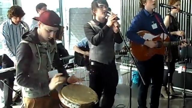 Irish language act Seo Linn perform Bastille's Pompeii for Irish Presidential event in London смотреть онлайн