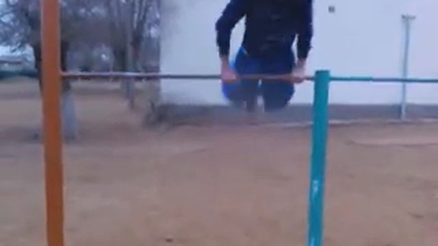 Мастер делает склёпку)))))))Но не получилось манки передний смотреть онлайн