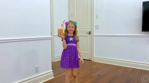 Настя учится готовить папе необычную еду. Полезное видео для детей