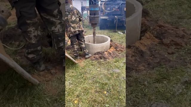 Колодец в плывуне ?♂️?!!! Бурение колодца машиной в Москве и Московской области! Копка колодца!! смотреть онлайн