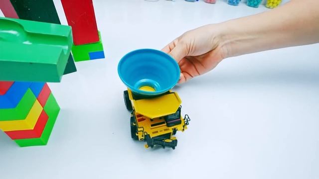 マーブルランレース☆HABAのくねくねスロープと救急車・ゴミ収集車など９台のはたらくくるま♪ #006 смотреть онлайн