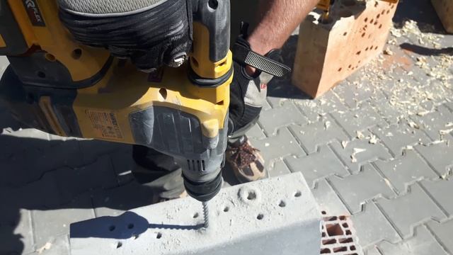 DeWalt DCH334x2 FLEXVOLT 54V - wiertło 10mm смотреть онлайн