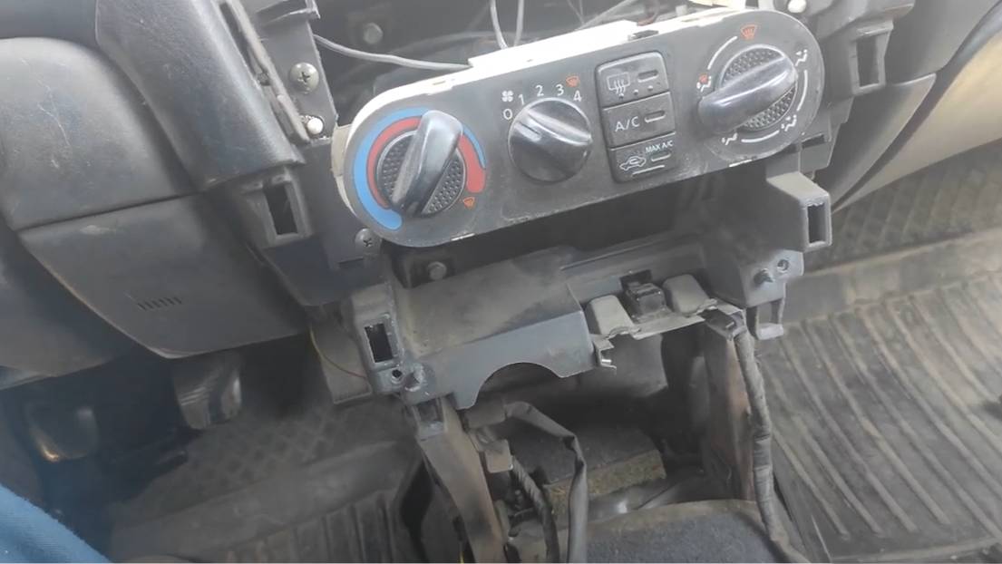 Как поменять испаритель кондиционера не снимая торпедо на Nissan Almera N16