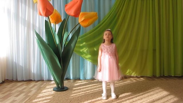 Алиса Рыжкова_стихотворение «Платьев у мамы, ну прямо не счесть…»_автор Галина Демыкина смотреть онлайн