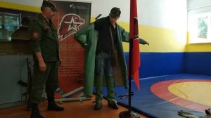 Шухмин Олег Николаевич, основы военной службы, надевание ОЗК в виде плаща