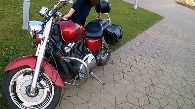 Хрупкая красотка поднимает здоровенный мотоцикл (Honda Shadow 1100) смотреть онлайн