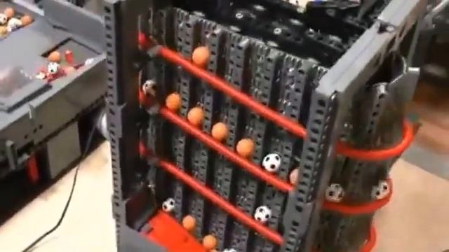 Самый большой в мире механизм, сделанный из конструктора Lego смотреть онлайн