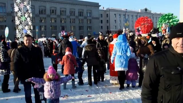 Парад Дедов Морозов - 2013 Минск. Танцы у ёлки-2! смотреть онлайн
